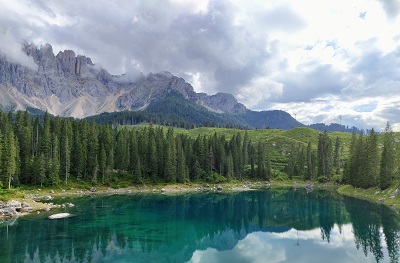 Lago di Carezza, vuoristojärvi lähellä Bolzanoa