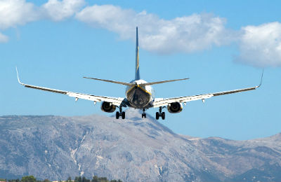 Lentokone laskeutumassa Korfulle